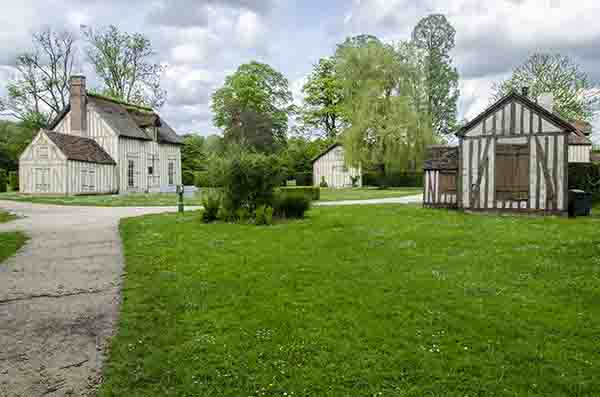 Francia - Chantilly 38 - castillo de Chantilly - jardin anglo-chino - Le Hameau.jpg